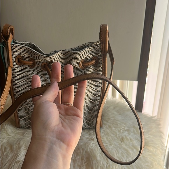 Fossil Black and Tan Shoulder Bag with Classic Leather Accents - Picture 5 of 7